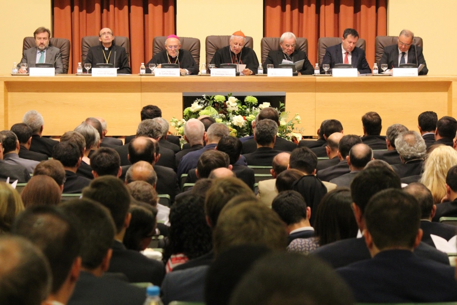 Cardenal Versaldi, en la UESD: «No podemos atrincherarnos en un catolicismo defensivo»