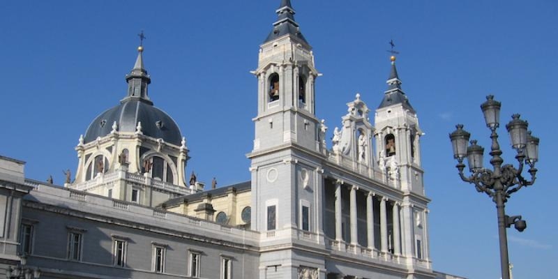 La Polic&iacute;a Municipal honra a su patrono con una Misa en la catedral de la Almudena
