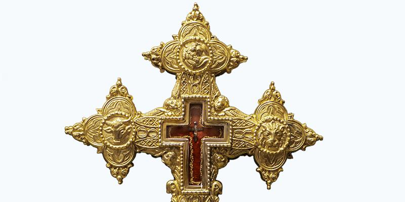 Santa Cruz de Atocha imparte la bendición con la reliquia del Lignum Crucis en su fiesta titular