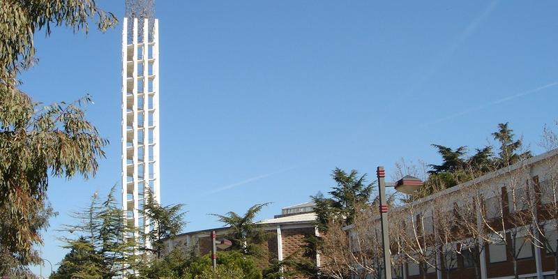 Avelino Revilla administra el sacramento de la Confirmaci&oacute;n en San Pedro M&aacute;rtir de Alcobendas