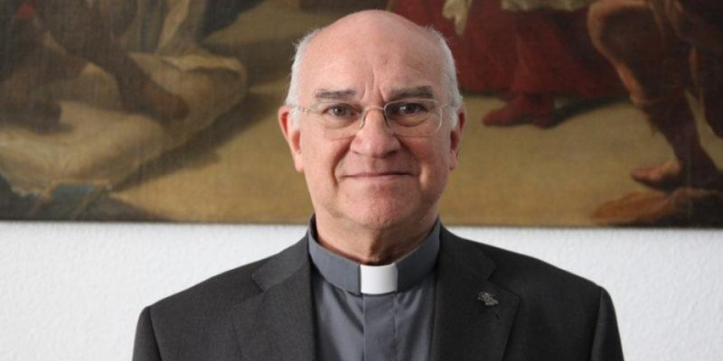 El padre Ángel Camino celebra una Eucaristía en la residencia Santa Teresa de las Hijas de María Auxiliadora