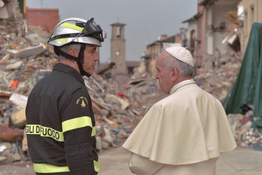 Visita sorpresa del Papa a la poblaci&oacute;n afectada por el terremoto en Italia