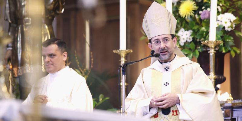 Encuentro con el cardenal José Cobo en el Centro de Estudios Sociales de Cáritas Diocesana de Madrid