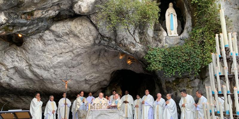 El arzobispo anima a los enfermos desde Lourdes: María está junto a «las cruces que lleváis»