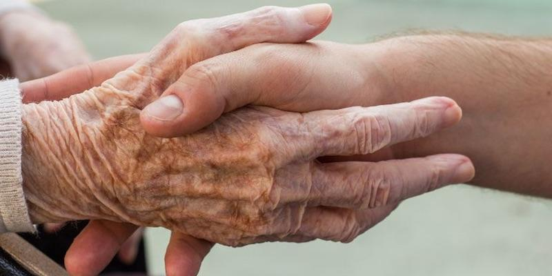 Mª Ángeles García Antón coordina un curso para cuidadores de personas mayores en situación de dependencia