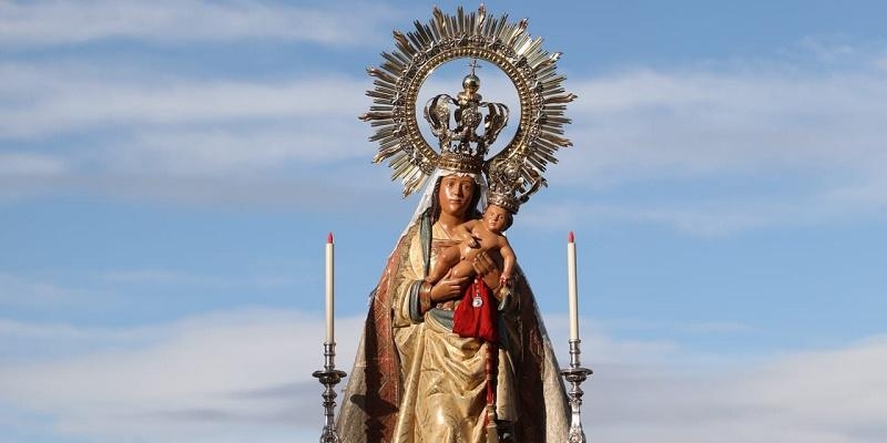 La Virgen de la Almudena porta este año el bastón de mando del alcalde y un manto de 1833