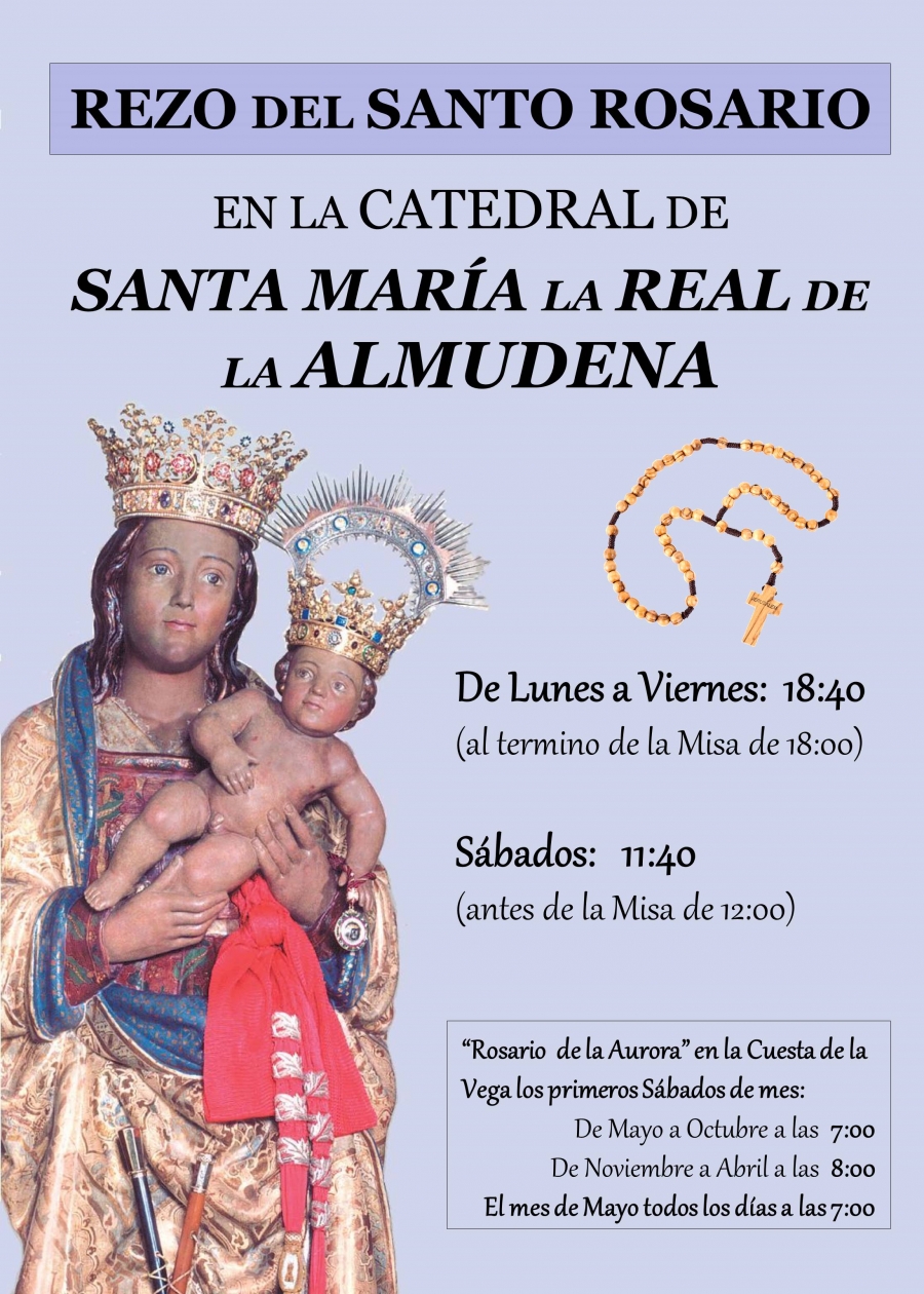 Rezo del Santo Rosario en la catedral de la Almudena