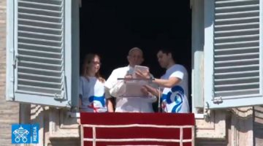 El Papa Francisco se inscribe en la JMJ Panamá 2019 con una tablet