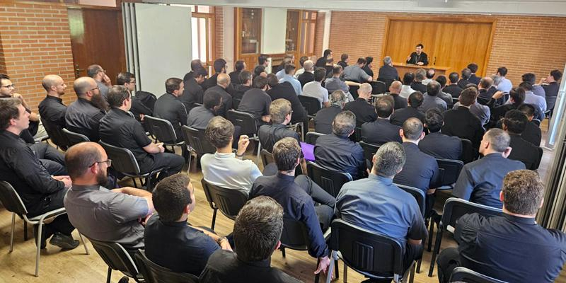 El cardenal José Cobo se reúne con los sacerdotes jóvenes de Madrid: «Que nunca dejemos de tener una visión diocesana»