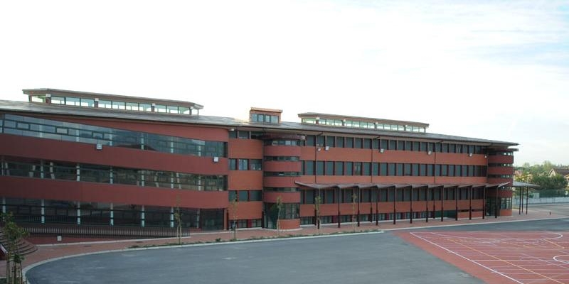 El padre &Aacute;ngel Camino, OSA, imparte el sacramento de la Confirmaci&oacute;n en el colegio de los agustinos de Los Negrales