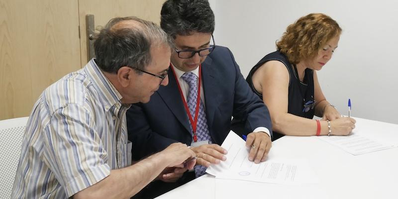 Firma del convenio entre Rufino Garc&iacute;a Ant&oacute;n y los presidentes diocesanos de Hermandades del Trabajo - Centro de Madrid