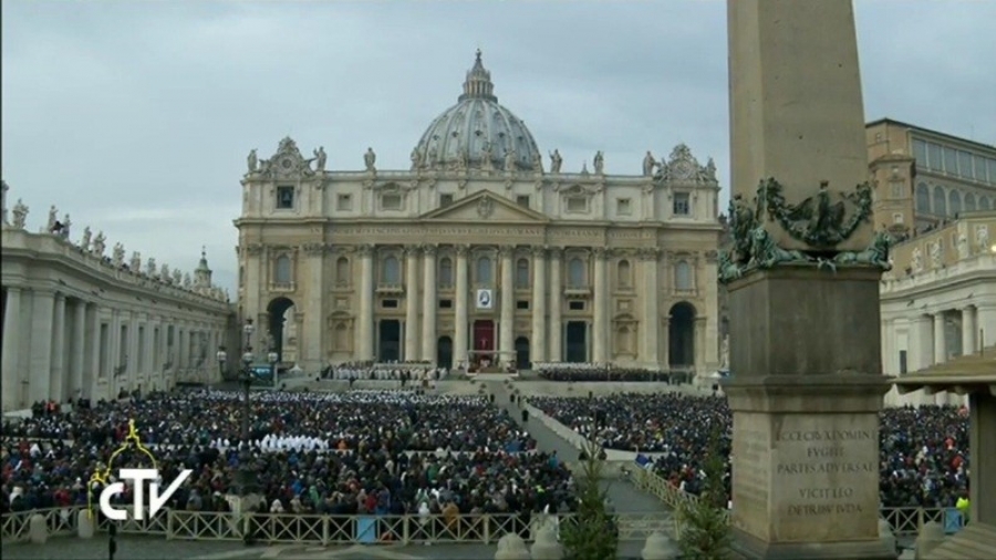 Invocando la ternura de Dios y a la Inmaculada, el Papa ha abierto la Puerta de la Misericordia en la bas&iacute;lica de San Pedro