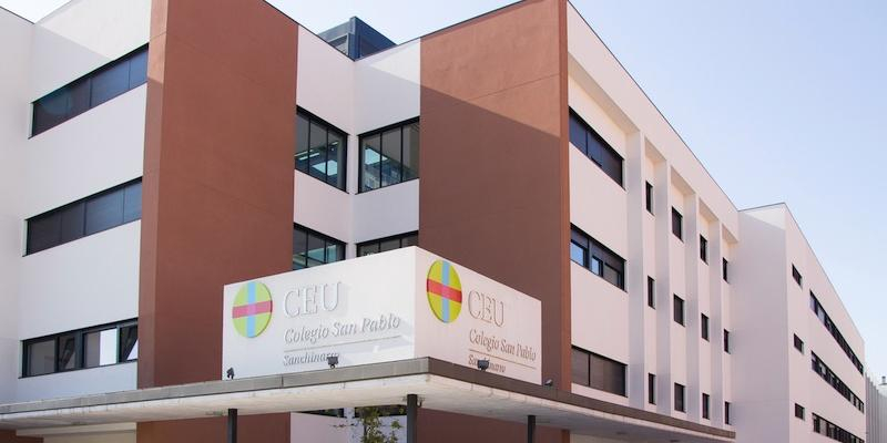 Juan Carlos Vera administra el sacramento de la Confirmaci&oacute;n a alumnos del Colegio CEU San Pablo Sanchinarro