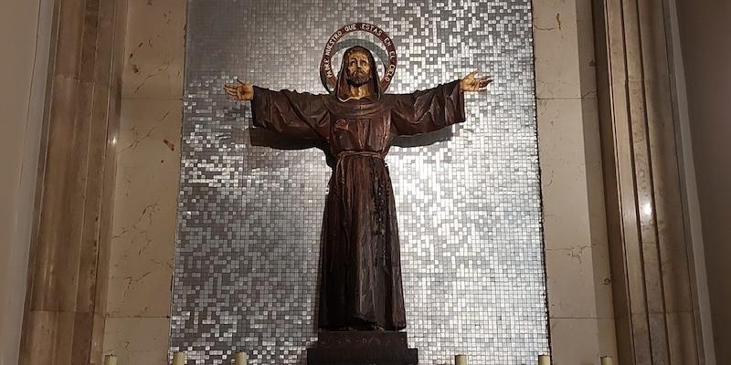 El padre Blas Gómez dirige en San Francisco de Asís de Vallecas los cultos en honor al santo titular del templo