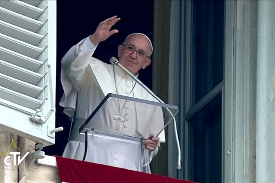 El Santo Padre en el &aacute;ngelus: &laquo;Festejar el d&iacute;a del Bautismo significa reafirmar nuestra adhesi&oacute;n a Jes&uacute;s&raquo;