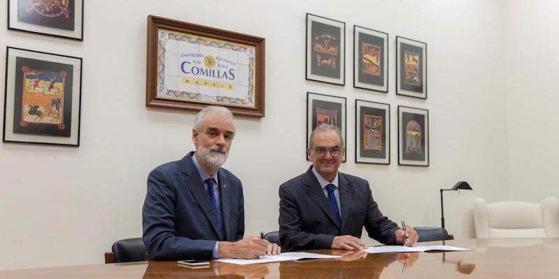 El rector, Julio L. Mart&iacute;nez, SJ, y el presidente de la fundaci&oacute;n durante la firma del convenio