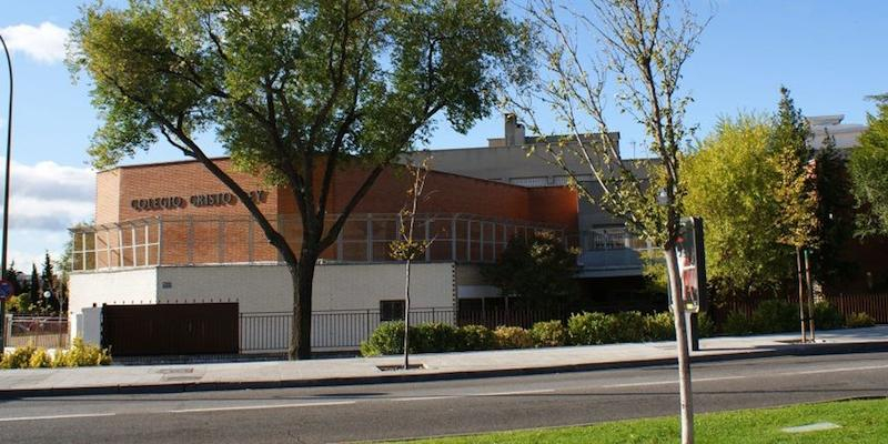 Monse&ntilde;or Jes&uacute;s Vidal administra el sacramento de la Confirmaci&oacute;n en el colegio de las Esclavas de Cristo Rey