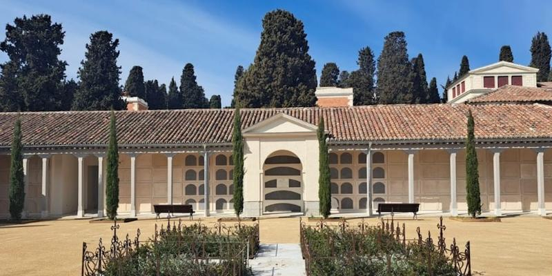 El párroco de San Fulgencio bendice el Patio Histórico de San Andrés de la Sacramental de San Isidro