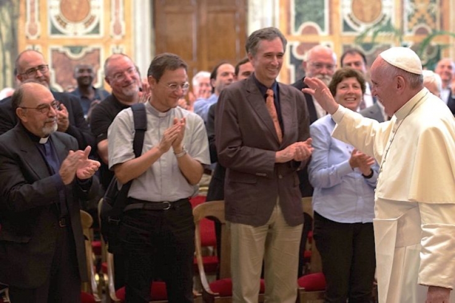 El Santo Padre indica que 'Dios, con sus manos, se ha comprometido con nuestra vida'