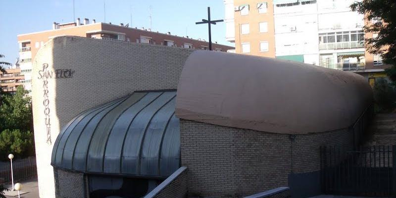 El padre Ángel Camino administra el sacramento de la Confirmación en San Eloy de Peñagrande