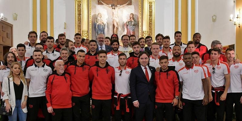 El Rayo Vallecano realiza una ofrenda floral a la Virgen del Carmen tras su vuelta a Primera Divisi&oacute;n