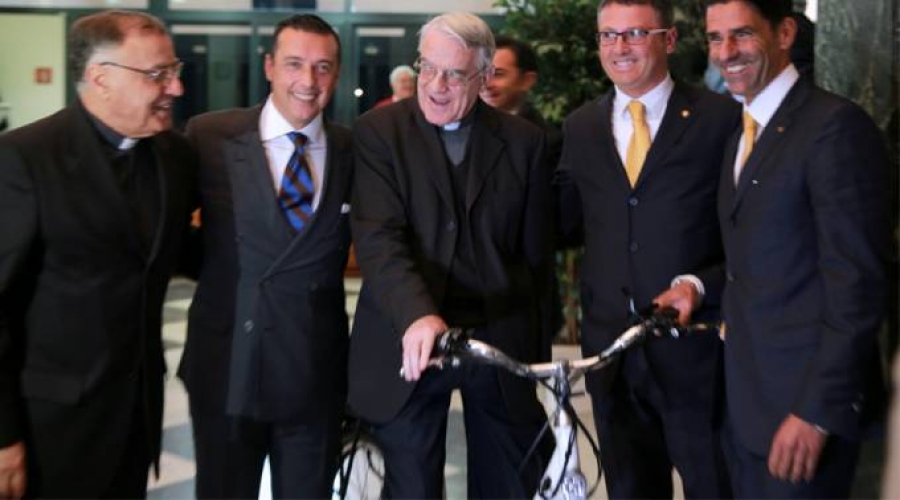 Regalan al Papa diez bicicletas el&eacute;ctricas que ser&aacute;n usadas por empleados del Vaticano