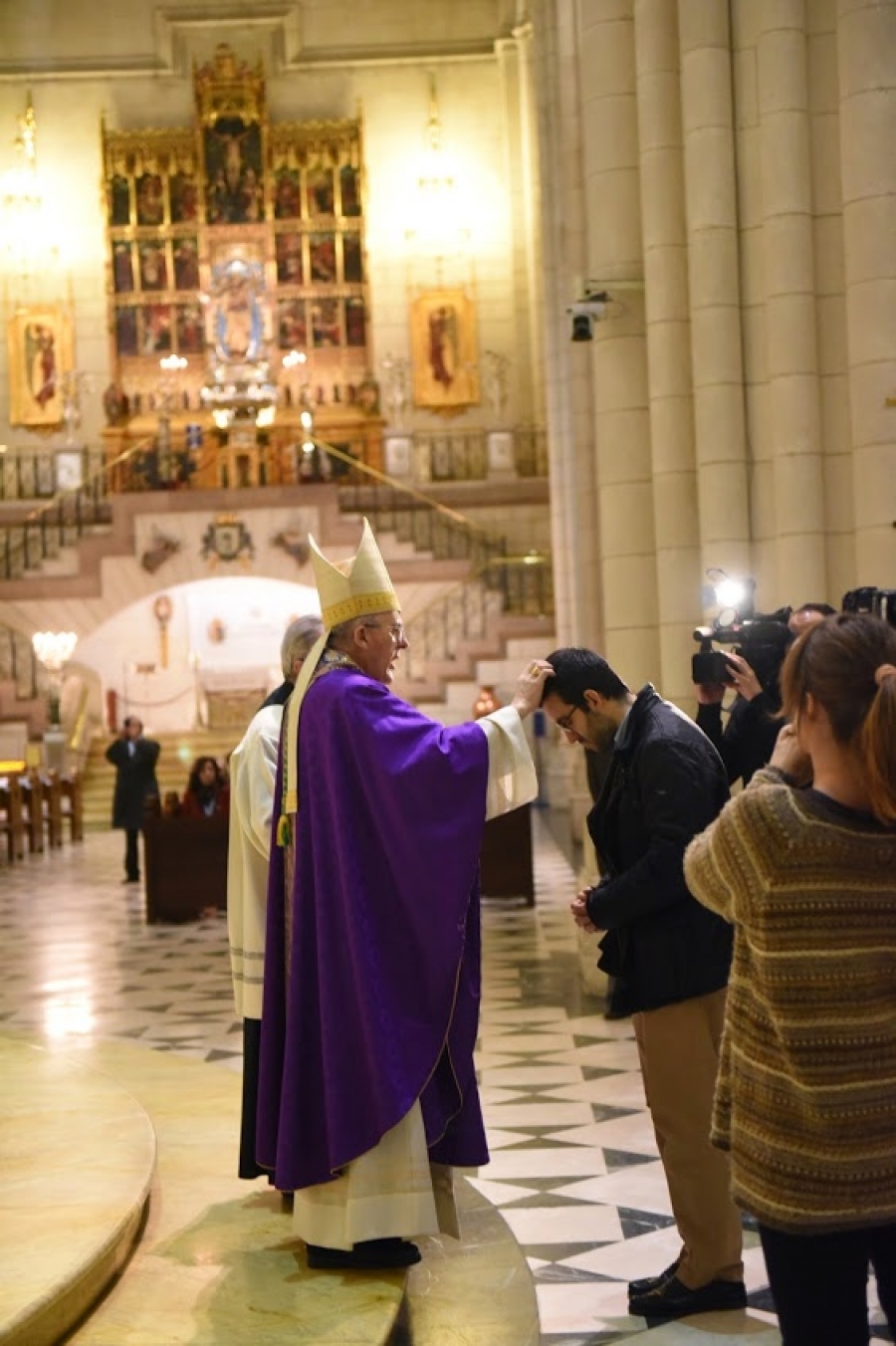 El arzobispo de Madrid preside la Misa del Mi&eacute;rcoles de Ceniza en la catedral de  la Almudena