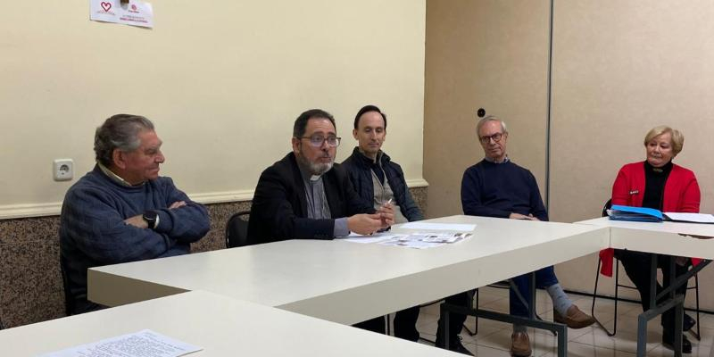 El obispo auxiliar Vicente Martín visita la Cáritas parroquial de Santa María del Bosque: «Se nota que ha sido &quot;cocinero antes que obispo&quot;»