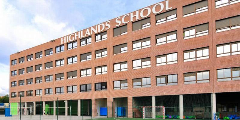 Gil Gonz&aacute;lez administra la Confirmaci&oacute;n a alumnas del Highlands School El Encinar