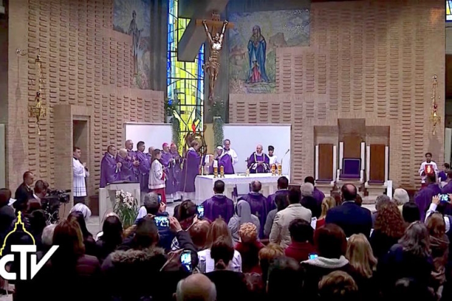 Francisco en otra parroquia romana predica 'el rostro luminoso' y el 'desfigurado en la Cruz'