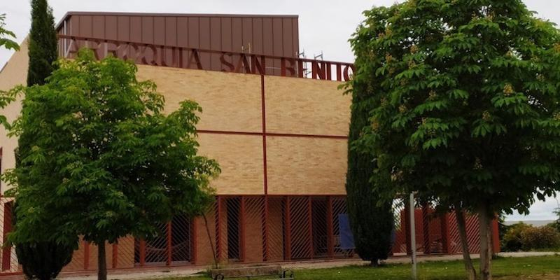 Gabriel Benedicto administra el sacramento de la Confirmaci&oacute;n en San Benito Menni de Carabanchel