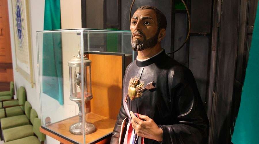 Así rezó el Papa Francisco ante el corazón carbonizado de San Roque en Paraguay