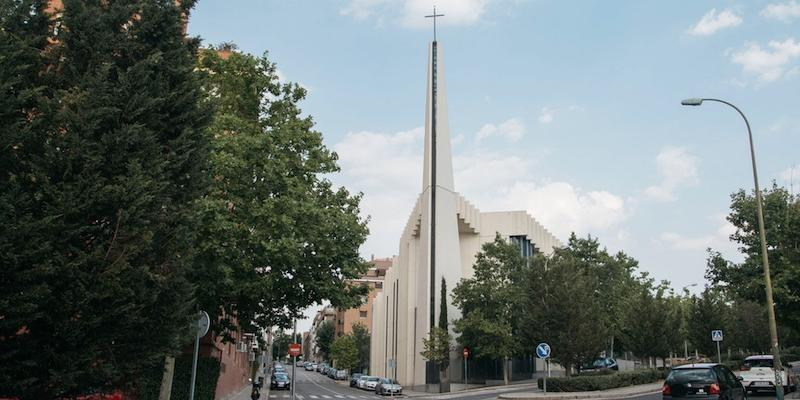 Un adulto recibe los sacramentos de la iniciación cristiana completa en Santa Teresa Benedicta de la Cruz