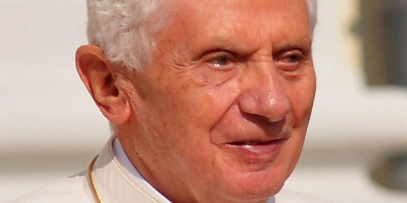 Monse&ntilde;or Mart&iacute;nez Camino dirige en La Granda un seminario sobre Benedicto XVI