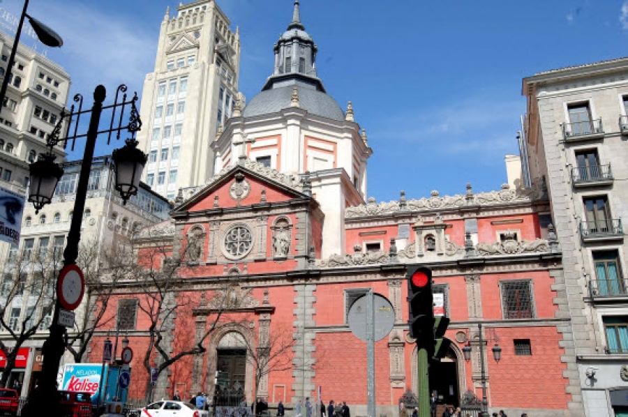 Bendici&oacute;n de rosas en la iglesia de las Calatravas en la fiesta de santa Rita