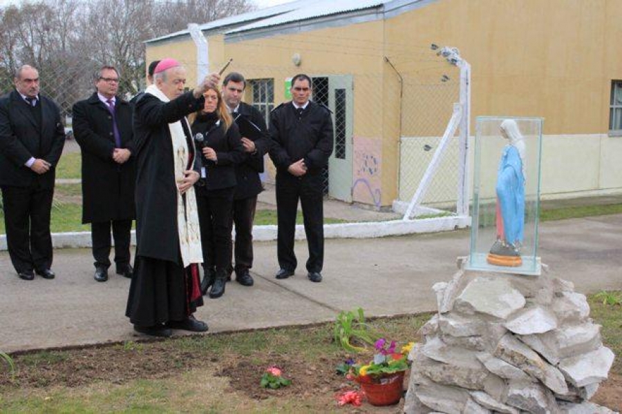 Obispo bendice imagen de la Virgen Mar&iacute;a pintada por reos en Argentina