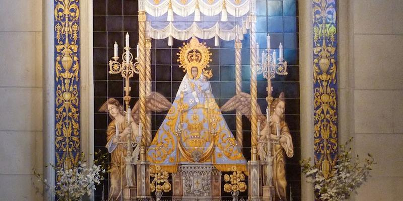 Detalle del mosaico de la patrona de Daimiel en su capilla en la catedral de la Almudena
