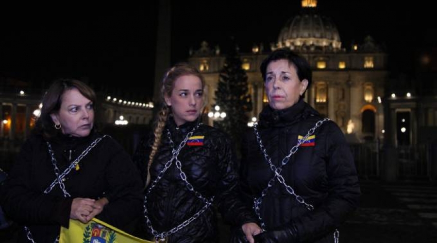 Tres mujeres se encadenan en el Vaticano por libertad de presos pol&iacute;ticos en Venezuela