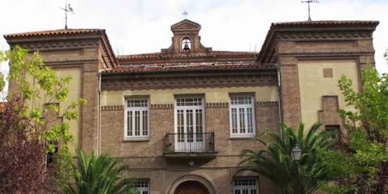 Un grupo de adultos reciben el sacramento de la Confirmaci&oacute;n en Santa Matilde