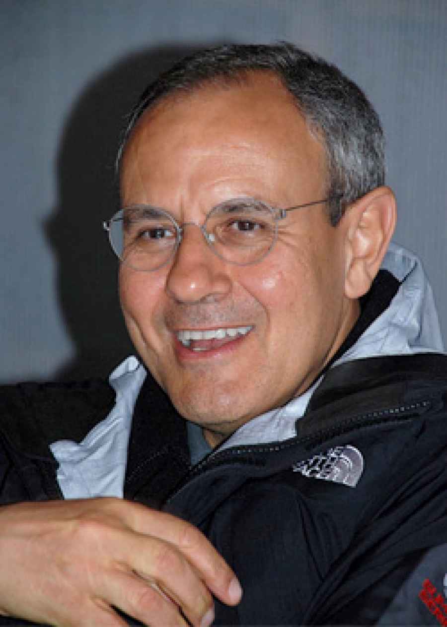 Juli&aacute;n Carr&oacute;n presenta a la prensa su libro 'La Belleza desarmada', donde analiza los principales temas de la actualidad internacional