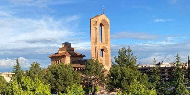 Juan Carlos Merino administra el sacramento de la Confirmaci&oacute;n a un grupo de j&oacute;venes de Santa Mar&iacute;a de Can&aacute;