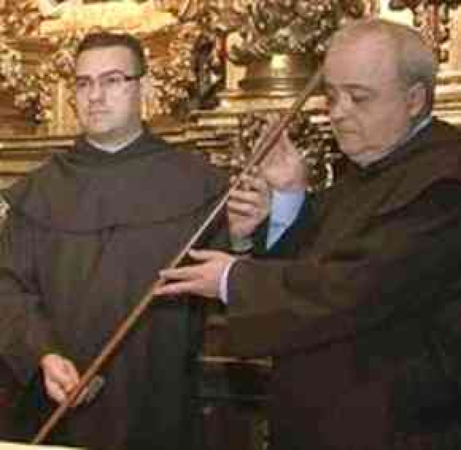 La reliquia del “bastón peregrino” de Santa Teresa llega al Vaticano