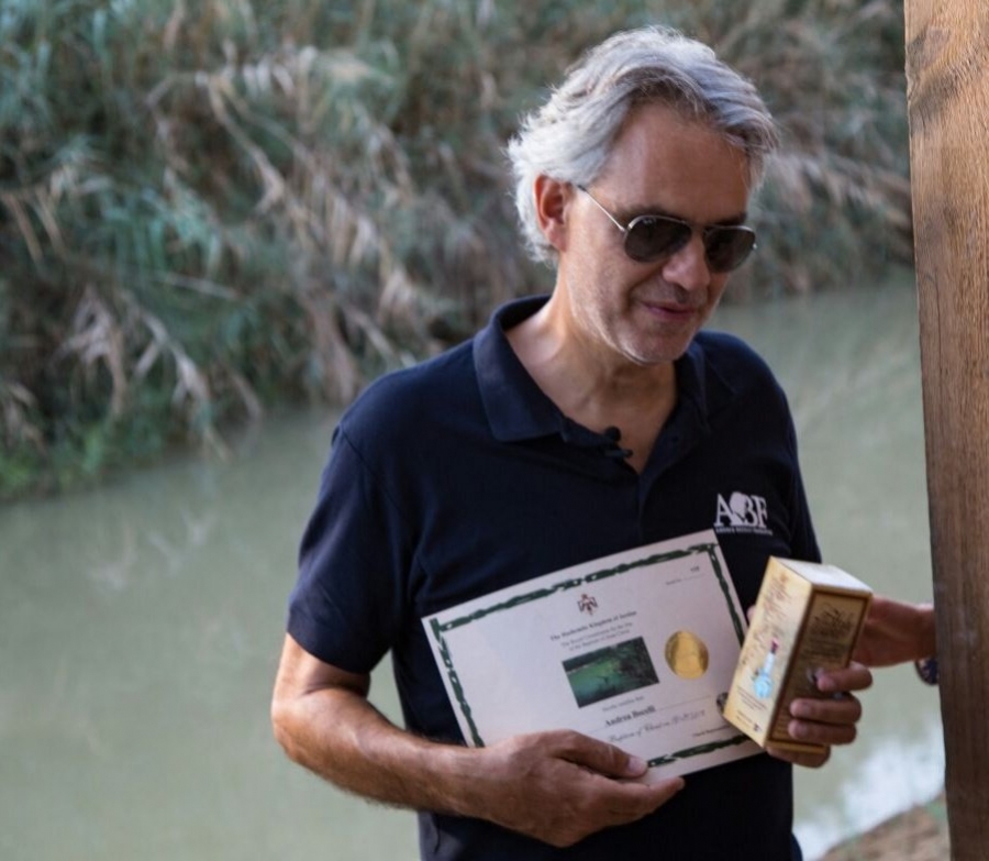 Andrea Bocelli reza en el lugar del río Jordán donde se bautizó Jesús