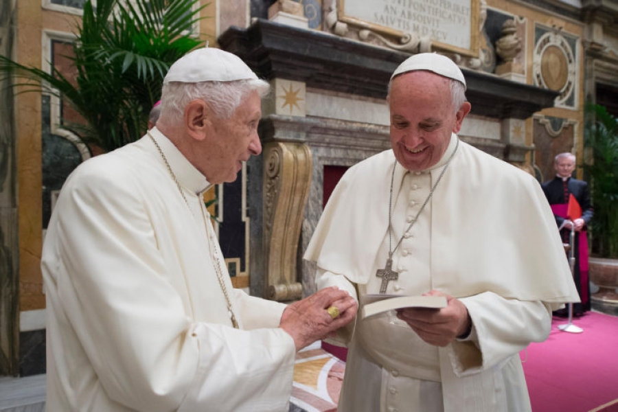 El papa Francisco agradece a Benedicto XVI su testimonio de fe
