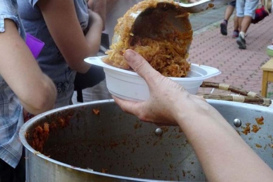 Czestochowa: personas que vivieron en la calle preparan la comida para los peregrinos