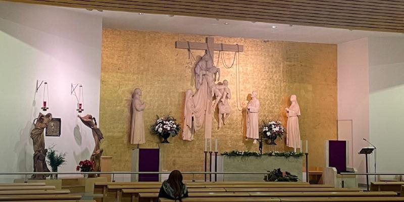 El vicario episcopal de la VIII administra el sacramento de la Confirmaci&oacute;n en Santa Mar&iacute;a Soledad Torres Acosta