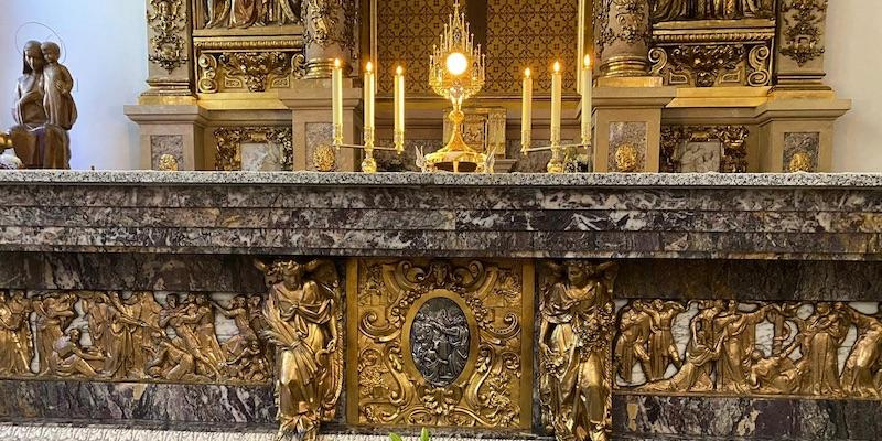 Nuestra Se&ntilde;ora del Carmen de Pozuelo celebra los primeros viernes de mes un rosario meditado con adoraci&oacute;n eucar&iacute;stica
