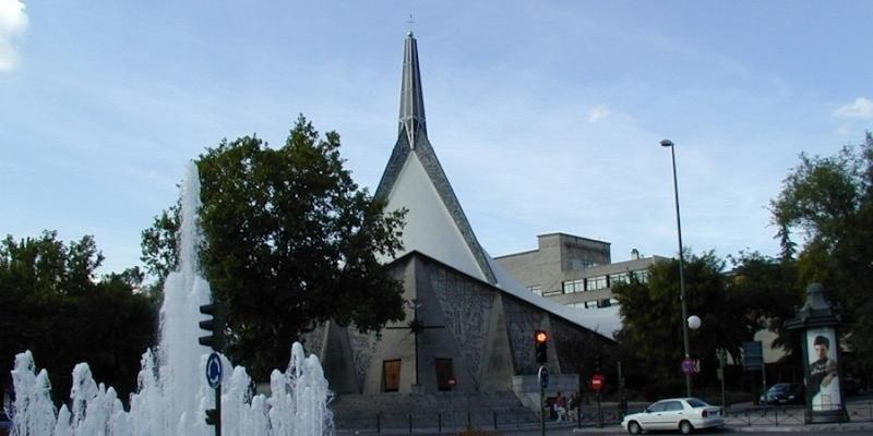 Juan Carlos Vera administra el sacramento de la Confirmaci&oacute;n en Nuestra Se&ntilde;ora de Guadalupe