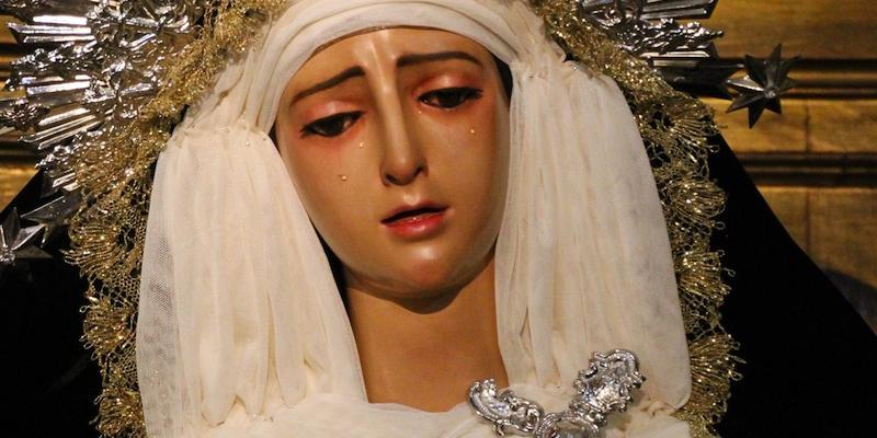 Solemne besamanos en Nuestra Señora del Carmen y San Luis en honor a María Santísima de las Angustias