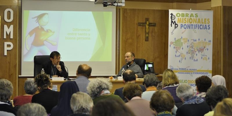 Monse&ntilde;or Jos&eacute; Cobo preside una mesa redonda con testimonios misioneros